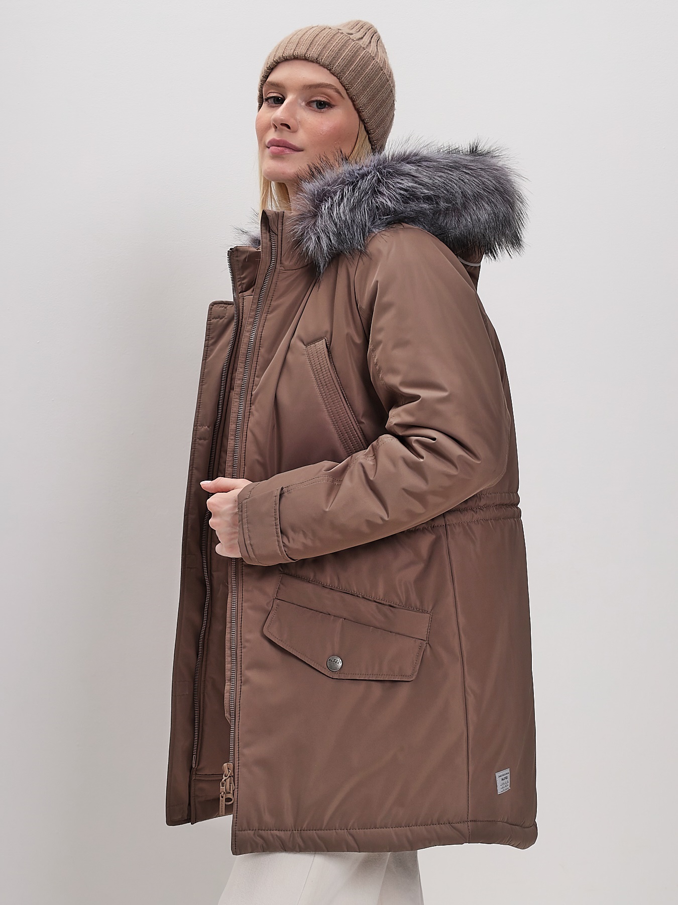 Куртка зимняя женская с опушкой из искусственного меха TRF14-346